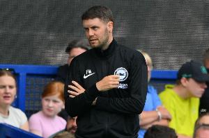 开云体育登录-赫尔泽勒：三笘薫脚跟受到撞击，如果能克服疼痛感他可以上场