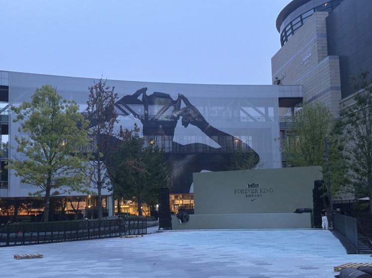 开云体育入口-詹姆斯成都站宠粉！品牌方为排队球迷送上伴手礼惊喜