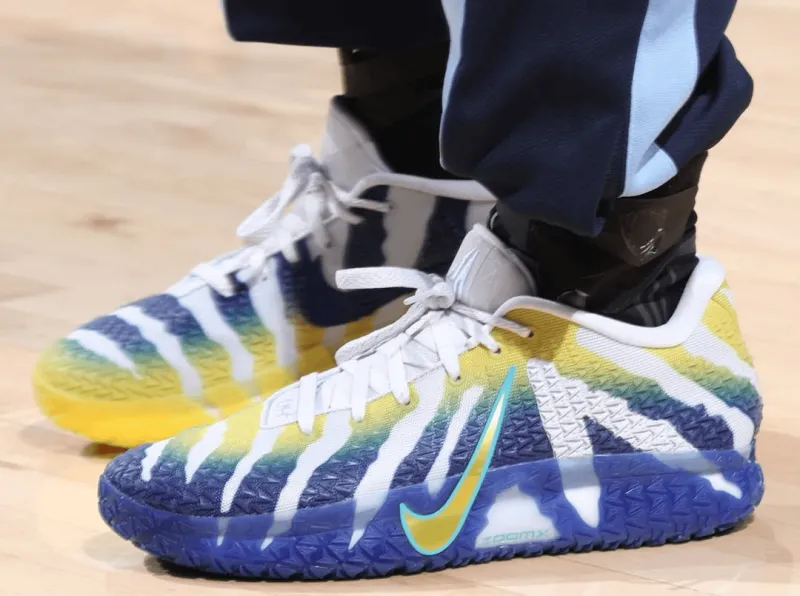 开云体育官网-莫兰特穿着莫瑞州立大学配色JA3，得到23分12助攻3盖帽